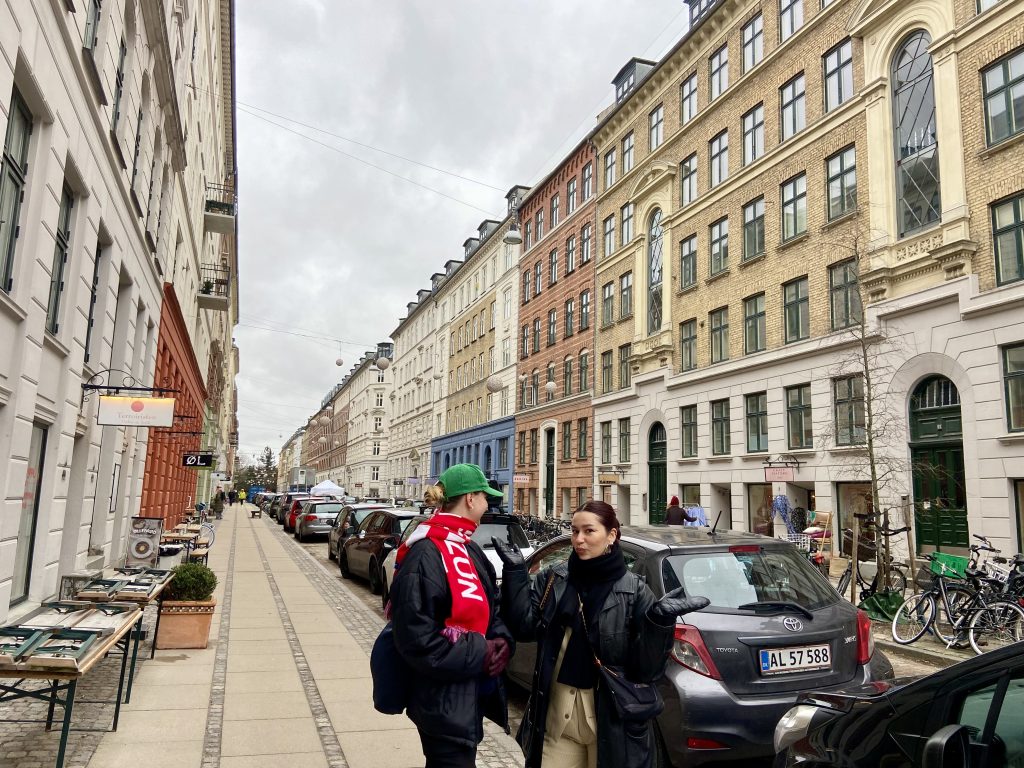 2 personer på en stadsgata i Köpenhamn