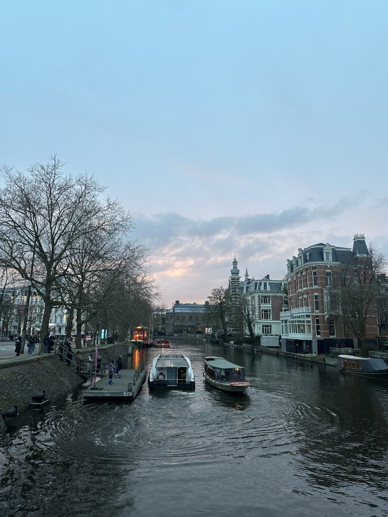 Bild på en kanal i amsterdam