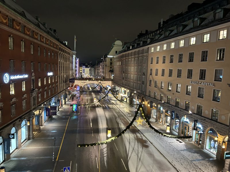 Snöigt Stockholm i nattetid.