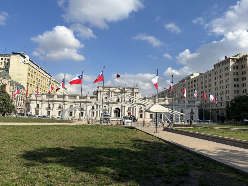 Byggnad bakom chilenska flaggor