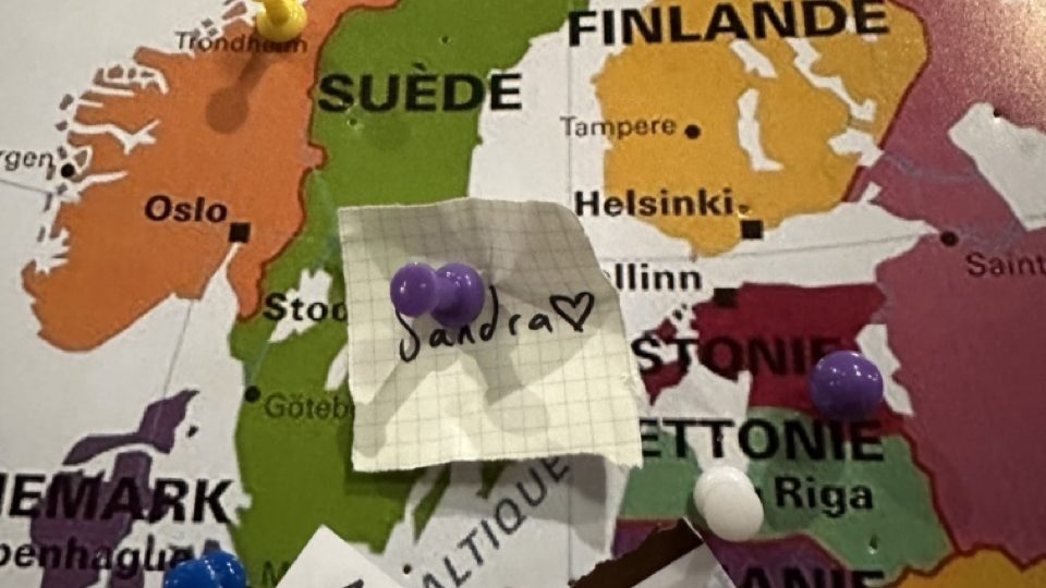 En karta med Sandras namn på en lapp nålad fast vid Stockholm