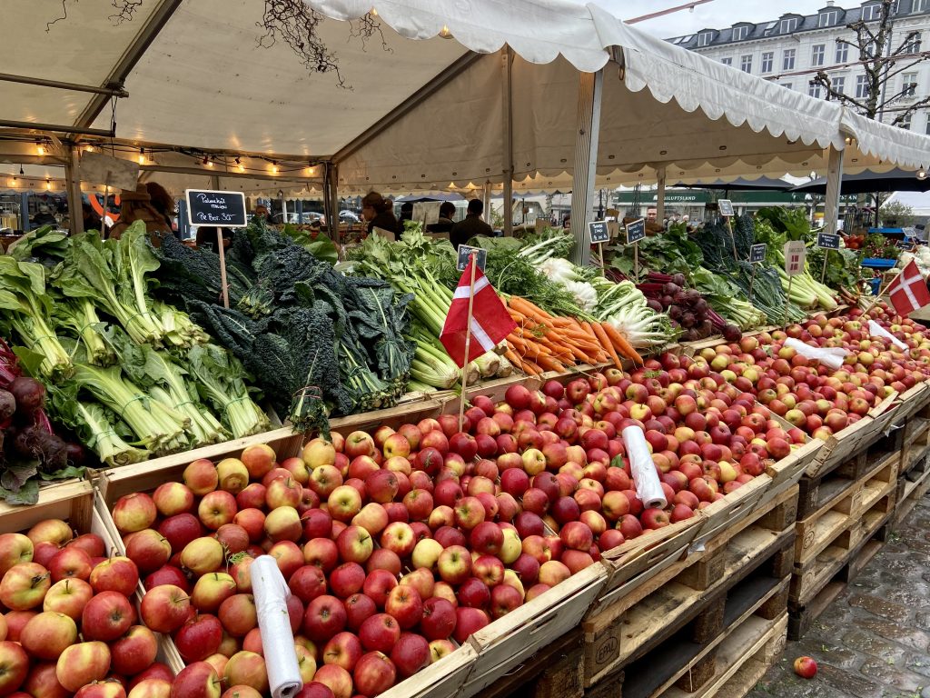 Ett frukt- och grönsaksstånd med danska flaggor