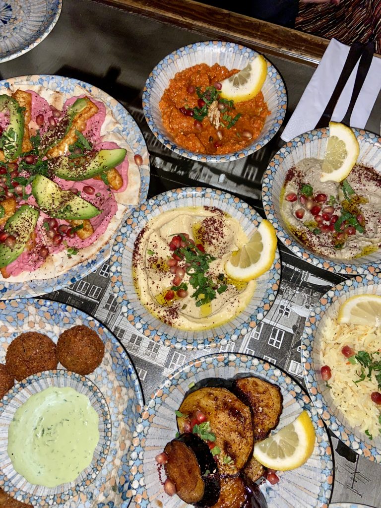 Diverse libanesiska rätter på restaurang