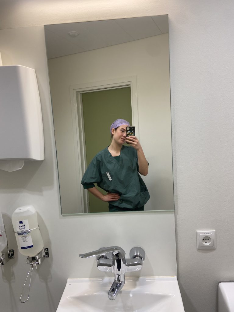 Petra i operationskläder i badrummet