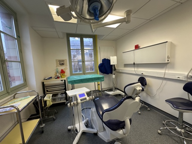 Bild på en tandläkarstol i det franska sjukhuset