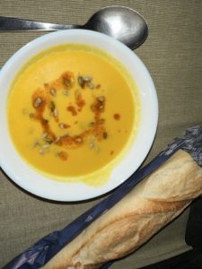 En bild på soppa och baguette