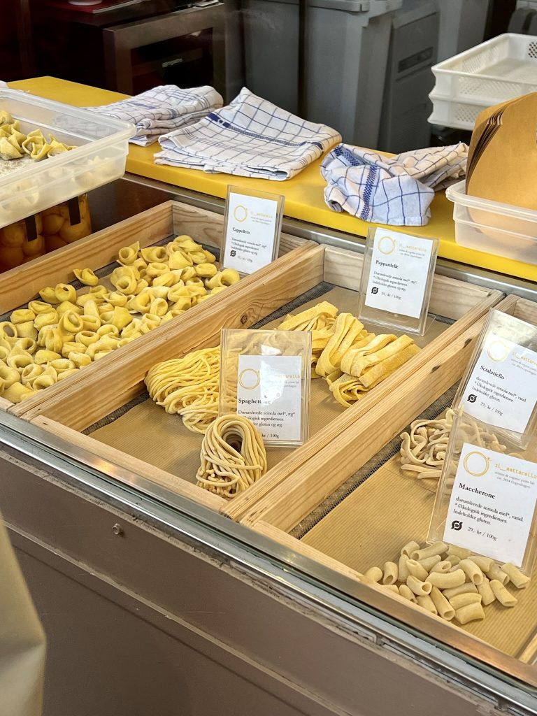 Färsk pasta i trälådor