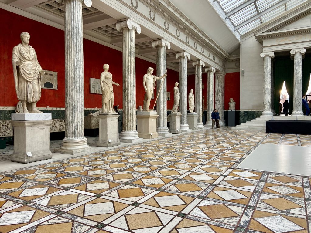 Museihall med romerska statyer
