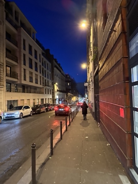 bild på en trottoir I Paris på kvällen