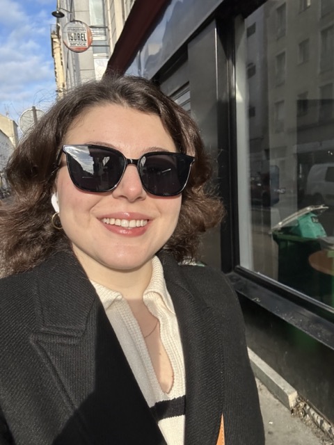 bild på Sandra med solglasögon ute på en promenad