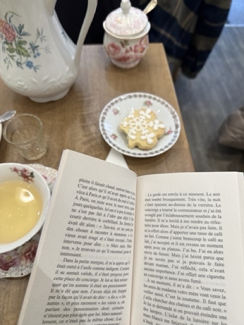 Bild på en fransk bok i en café