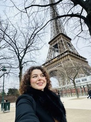 Bild på Sandra framför Eiffeltornet