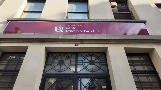 Bild på skylten framför fakulteten i Paris
