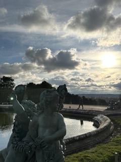 Bild på en staty framför ett fontän i Versailles slottet