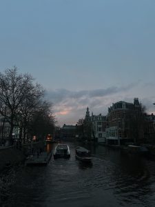 Bild på en kanal i Amsterdam