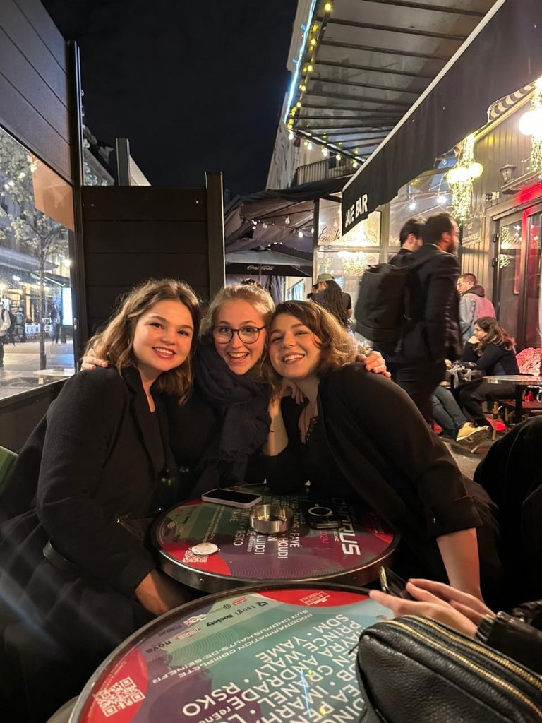 Bild på Sandra och två vänner på en pub i Paris