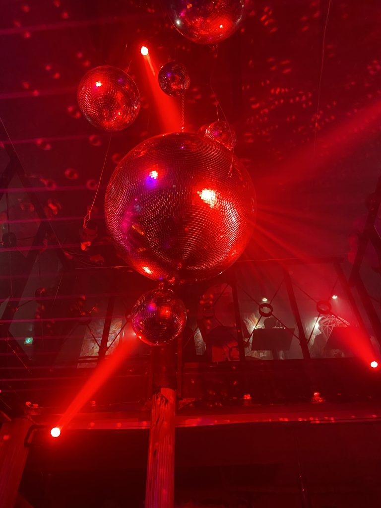 Nattklubb med discokulor och rött ljus