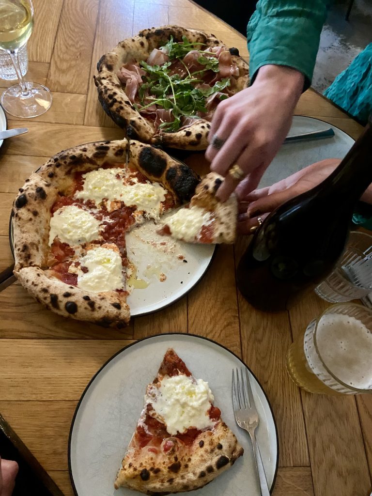 Pizzor på ett bord