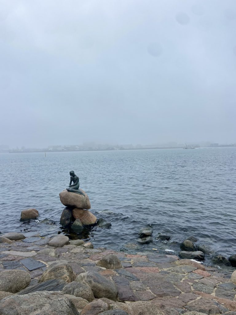 Staty av en sjöjungfru vid vattnet