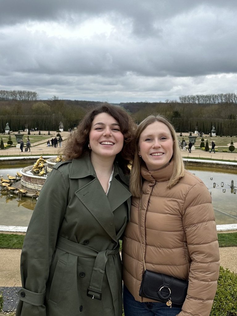 en bild på Sandra och hennes vän i Paris