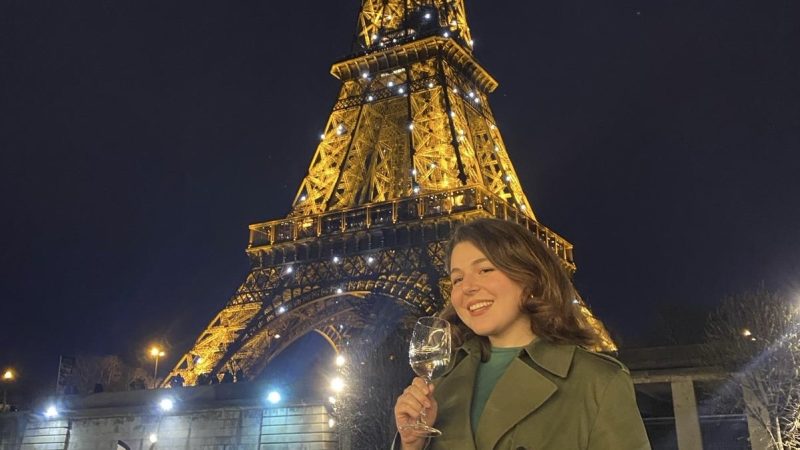 en bild på Sandra framför Eiffeltornet