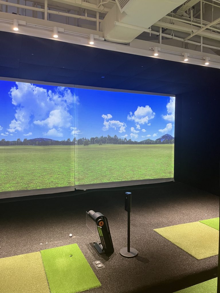 Bild på en golfsimulator inomhus.