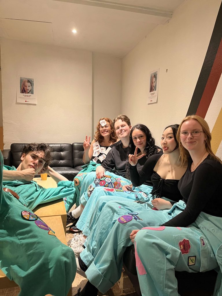 Personer med grön studentoverall som ler