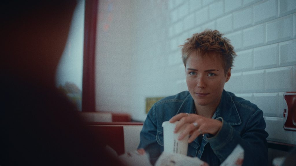 Bild: Jag sitter ned på ett amerikanskt diner med en dricka i handen. Foto: Emil Gottschlag Ludvigsen