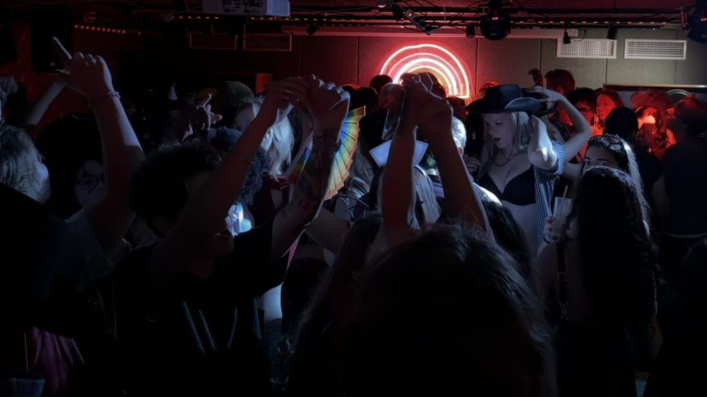 Bild: massa tjejer som dansar på en fest. Foto: Amelia Barklid