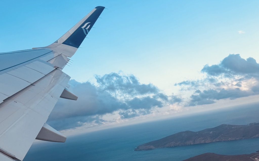 Bild: En flygplansvinge med Egeiska havet i bakgrunden. Foto: Malin Andrée