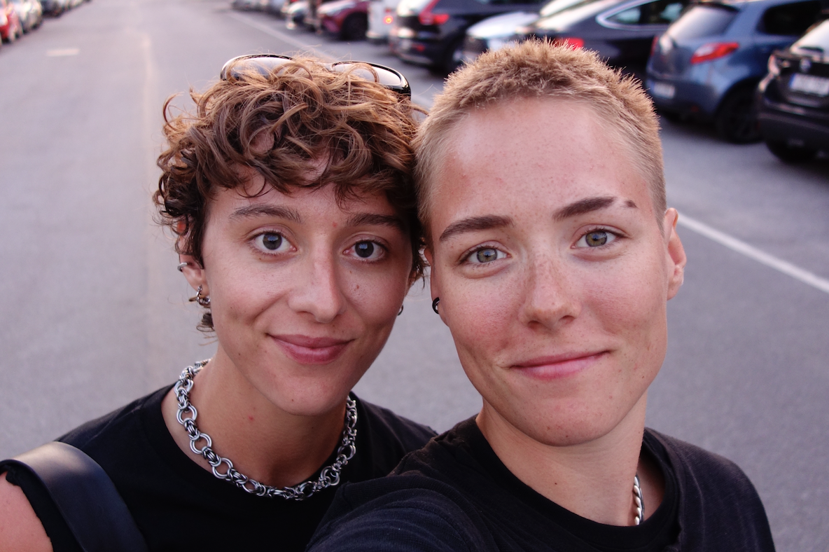 Bild: Närbild på Jules till vänster, Malin till höger. Foto: Malin Andrée