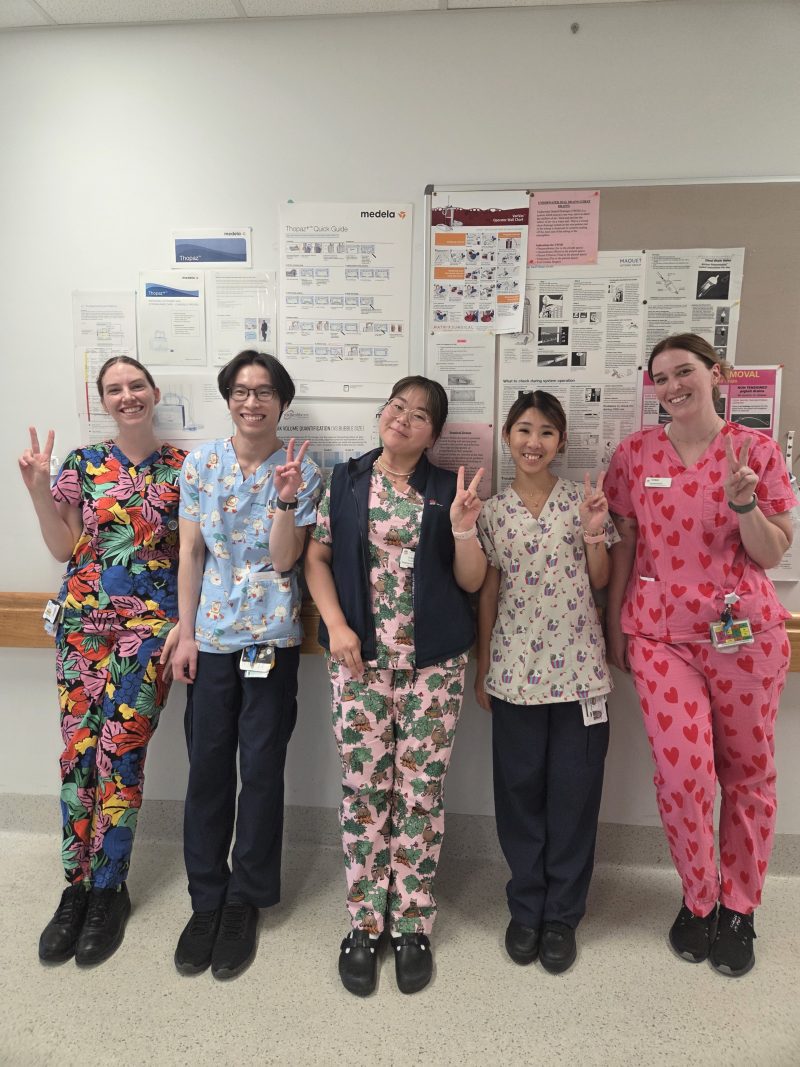 Sjuksköterskor med arbetskläder