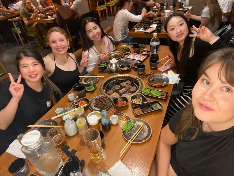 Tjejer på middag japansk grill