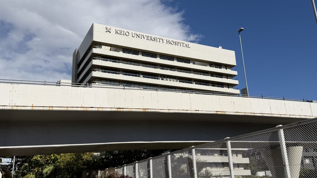 Bild: sjukhusbyggnad med blå himmel. Foto: Malin Andrée