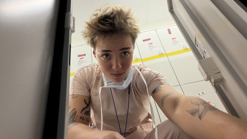 Bild: Selfie på mig i rosa scrubs på sjukhuset. Foto: Malin Andrée