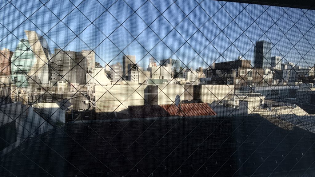 Bild: del av Tokyo skyline med blå himmel i bakgrunden. Foto: Malin Andrée