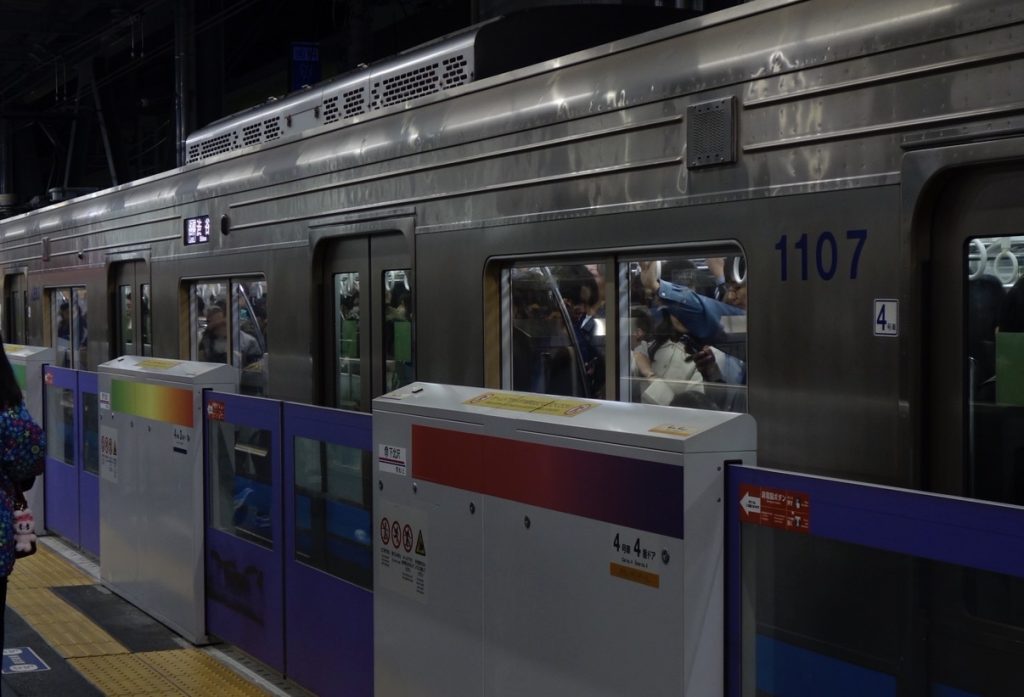 Bild: proppfull tunnelbana. Foto: Malin Andrée