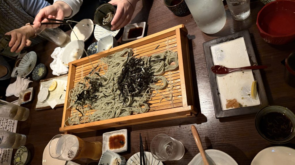 Bild: middagsbord med ett fat av nudlar i mitten. Foto: Malin Andrée