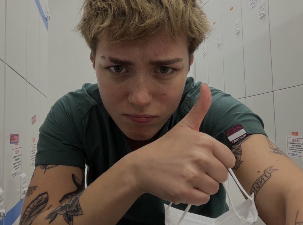 Bild: selfie på mig i mina gröna scrubs. Foto: Malin Andrée