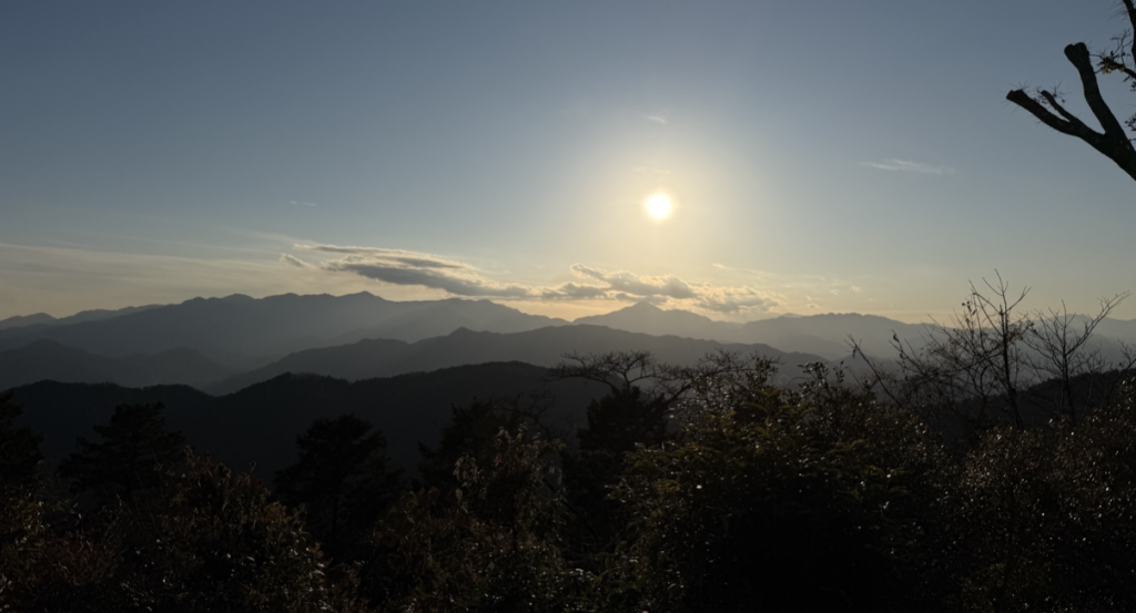 Bild: horisont med höga berg och buskage i förgrunden. Foto: Malin Andrée