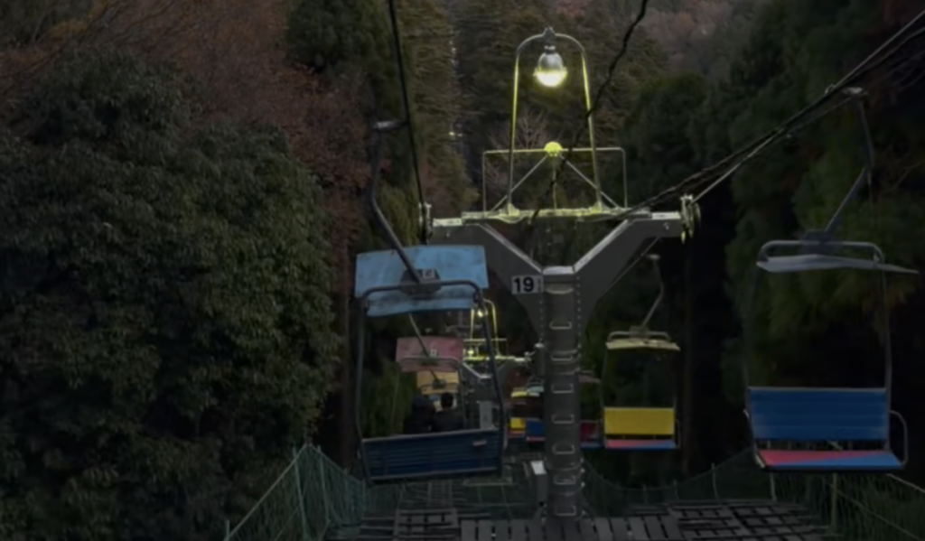 Bild: färgglad sittlift omgiven av skog. Foto: Malin Andrée